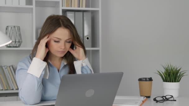 Eine Freie Mitarbeiterin Die Ihren Laptop Vertieft Ist Spiegelt Spannung — Stockvideo