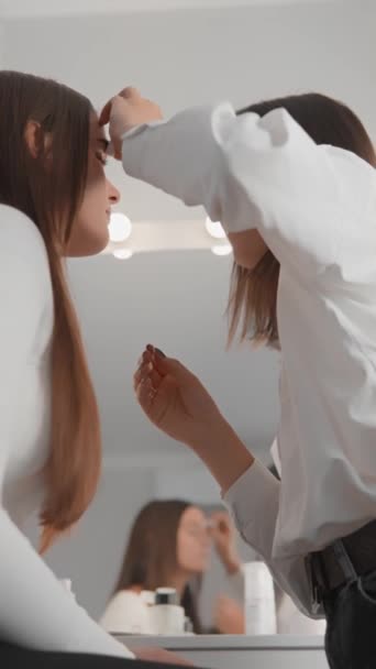 Een Professionele Schoonheidsspecialiste Werkt Een Schoonheidssalon Met Een Meisje Brengt — Stockvideo