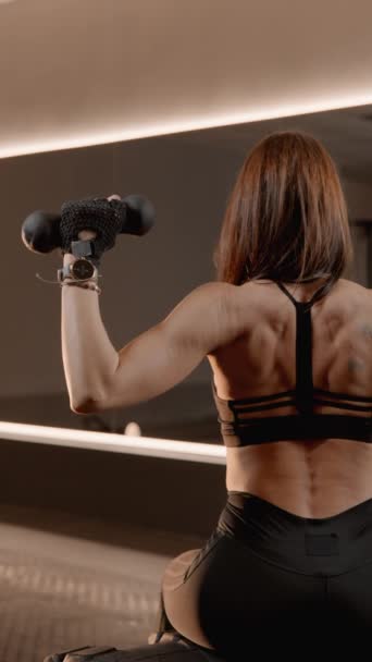 스포츠 선수는 체육관에서 조심스러운 훈련의 그녀의 아름다운 모양을 보여줍니다 그녀의 — 비디오