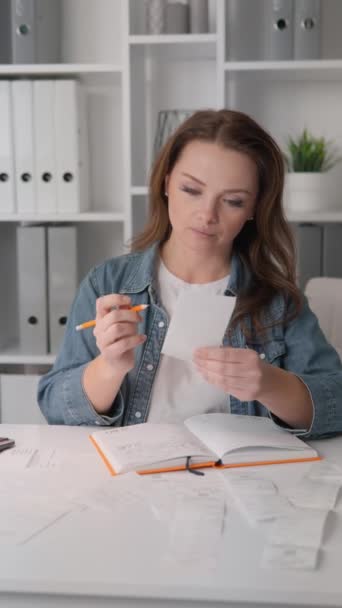 Una Mujer Vestida Con Ropa Casual Trabaja Cuaderno Contabilidad Calcula — Vídeos de Stock