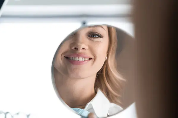 Женщина Стоматологическом Кресле Счастливо Держит Зеркало Смотрит Прекрасный Результат Работы Стоковое Фото