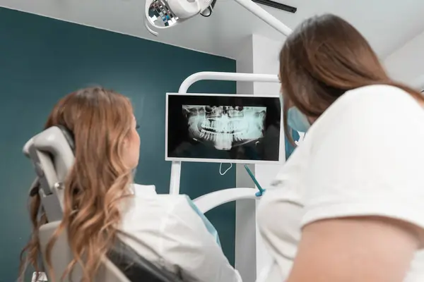 Современном Медицинском Центре Стоматология Проверяет Результаты Мрт Полости Рта Точность Лицензионные Стоковые Изображения