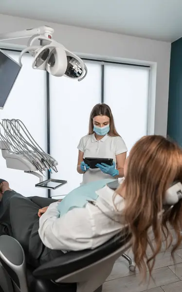 Стоматолог Реагирует Учитывает Индивидуальные Потребности Пациента Пациент Чувствует Поддержку Открытость Стоковое Изображение