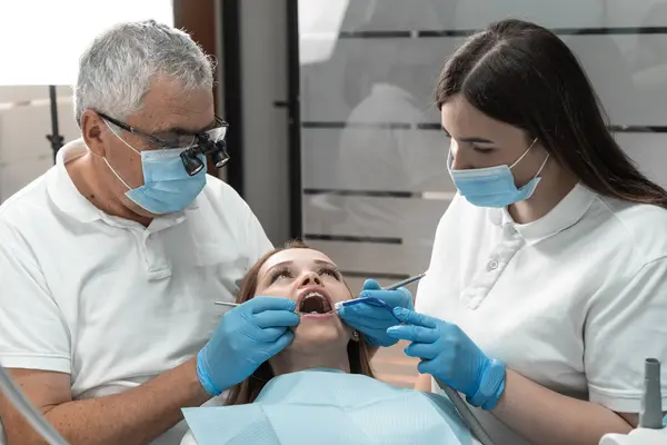 Лечении Зубов Пациентов Стоматолог Демонстрирует Высокую Точность Внимательность Следит Каждым Стоковое Изображение
