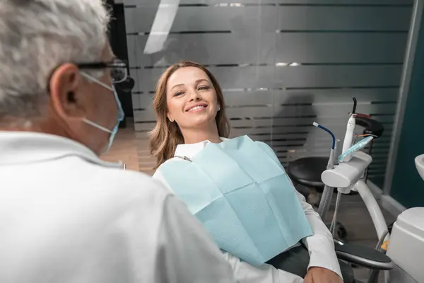 Современная Технология Лечения Зубов Помогает Пациентам Достичь Совершенной Улыбки Женщина Лицензионные Стоковые Фото