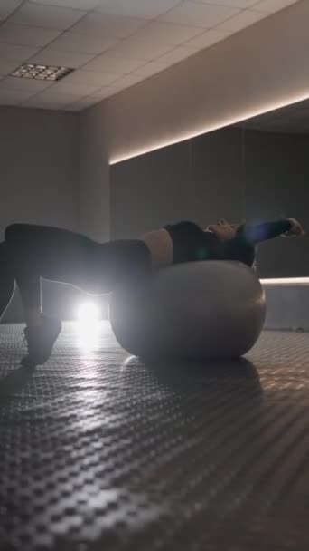 Uma Mulher Atlética Está Fazendo Fitness Ginásio Enquanto Está Deitada — Vídeo de Stock
