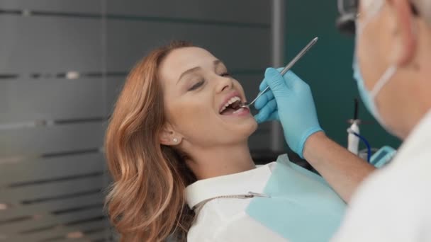 Diş Tedavisi Sırasında Bir Kadın Bir Diş Kliniğindeki Bir Doktordan — Stok video