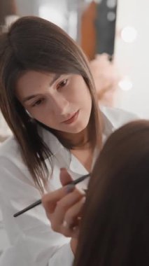 Güzellik dünyasındaki yenilikleri ve eğilimleri birleştiren dikey video kaş sanatçısı. Ustasından gelişmiş kaşlar yaratmanın en son yöntemlerini öğreneceksiniz.