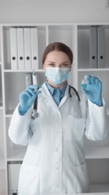 Bir şırınga enjeksiyonu tıbbi prosedüründe uzmanlık ve verimlilik gösteren bir tıp uzmanı. İlaç endüstrisi: yeni bir ilacın icadı. Yüksek kaliteli FullHD görüntüler