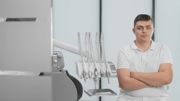 Μια Έκφραση Εμπιστοσύνης Στο Πρόσωπό Του Οδοντίατρος Κάθεται Μπροστά Από — Αρχείο Βίντεο
