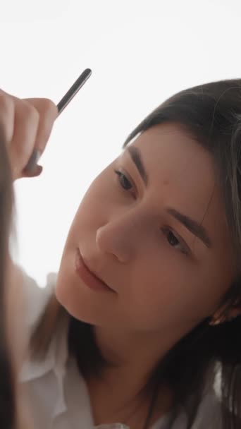 Een Cosmetoloog Make Kunstenaar Werkt Een Salon Duik Wereld Van — Stockvideo