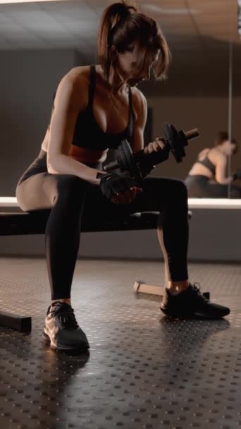 Deze Vrouw Met Een Prachtig Slank Lichaam Werkt Haar Fitness — Stockvideo