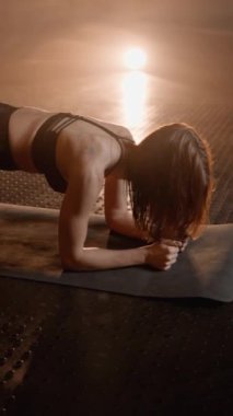 Spor salonunda yapılan yoğun bir çalışma sırasında genç bir kadın fiziksel sınırlarını zorlar ve yeni sonuçlar elde eder. Vücut Sağlığı ve Güzelliği için Fiziksel Egzersiz. Yüksek kalite 4k görüntü