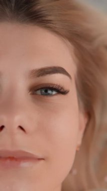Kadının kozmetik işlemleri ve doğal kozmetik ürünlerinden yararlanmasının ardından, bu yakın plan yüzü eşsiz güzelliği ve tazeliğiyle etkiler. Yüksek kalite 4k görüntü