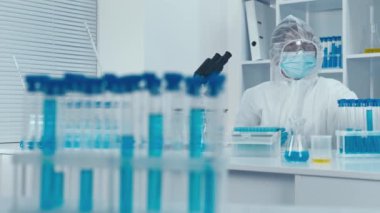 Laboratuvarda çalışan bir tıp bilimcisi. Sürünün bağışıklığını sağlamak ve bulaşıcı hastalıklarla savaşmak için aşı üretme ve test etme süreci. Biyomedikal mühendislik dünyasının tanıtımı,