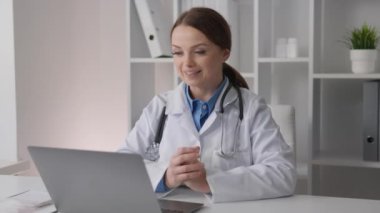 Video iletişim teknolojilerinin yardımıyla, doktor çevrimiçi olarak tıbbi hizmetlerin verimliliği ve erişilebilirliğini güvence altına alarak yardım ve danışmanlık hizmeti sunmaktadır. Bir gastroenterolog