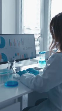 Bu videoda, bir ilaç araştırmacısı laboratuardaki uyuşturucu üretim sürecini optimize ederek, teknolojik süreçleri geliştirerek ve yüksek kaliteli ürünler sağlayarak. Çalışmaları hedef alınmıştır.