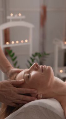 Videoda masaj sırasında bir rahatlama ve keyif anı gösteriliyor. Müşteri rahatlamayla boğuşuyor. Masöz, gerginliği azaltmak için hoş bir masaj yapıyor.