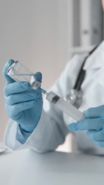 Şırıngaya uyuşturucu çeken bir tıp uzmanı, yüksek düzeyde deneyim göstererek eylemlerine duyduğu güveni ve profesyonelliği dile getiriyor. Yüksek kaliteli FullHD görüntüler