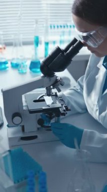 Bu dikey videoda, bir biyoteknoloji bilimcisi laboratuvardaki bir bilgisayardaki genetik analizin sonuçlarını kontrol ediyor. Uzmanlığı ve becerileri tedavileri geliştirmek ve genetik teşhisi koymak için kullanılıyor.