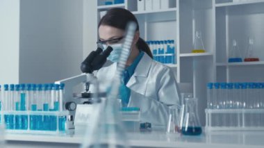 Biyolojik güvence alanında bir uzman, enfeksiyonların yayılmasını önlemek ve tıp kurumlarında güvenliği sağlamak için tedbirler geliştirir. Tıp fakültesindeki hastanede bir laboratuvar. Yüksek