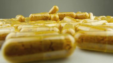 Kapsül formunda besin takviyeleri ile önleme ve tedavi. Saf kapsüllerde zerdeçal ve curkiminle refahı artırmak. İlaç endüstrisi ve ilaç üretimi. Yüksek