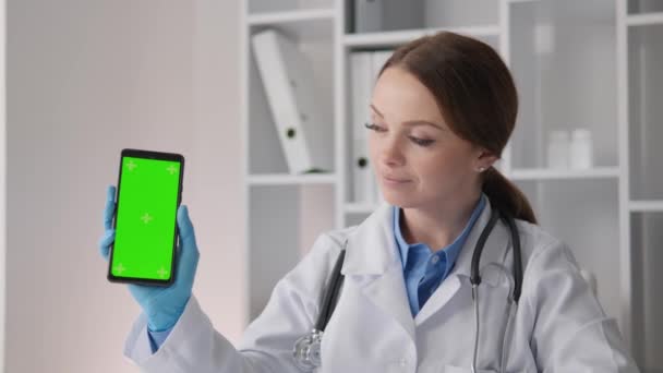 심장과 의사는 휴대폰을 상담을 수행하고 스마트폰 화면을 환자에게 건강의 중요한 — 비디오