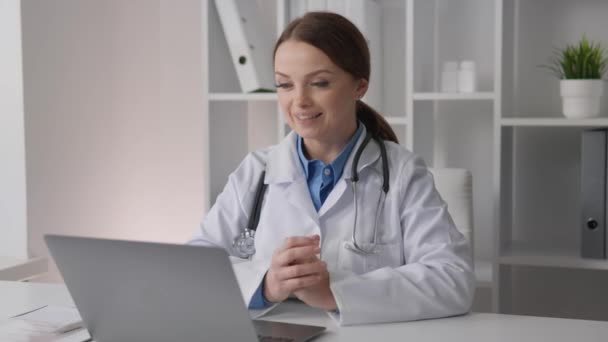 Βοήθεια Των Τεχνολογιών Βίντεο Επικοινωνίας Γιατρός Παρέχει Βοήθεια Και Συμβουλές — Αρχείο Βίντεο