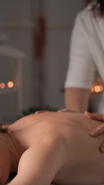 Uma Mulher Desfruta Uma Sensação Calma Harmonia Quando Massagista Relaxa — Vídeo de Stock