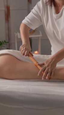 Video, bacaklardaki stres ve yorgunluğu ve anti-selüliti azaltma amaçlı masaj tekniklerini gösteriyor. Masör nazikçe kaslar ve tendonlar ile çalışır, müşteriye hoş bir zevk verir.