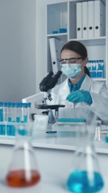 Laboratuvarda, biyoenformatikçi genomik verileri analiz etmek ve genetik risk faktörlerini tanımlamak için bilgisayar yöntemleri kullanır. Yüksek kaliteli FullHD görüntüler