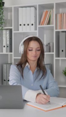 Ofiste dizüstü bilgisayar kullanarak çalışan kadın girişimci şirketler geliştirir, müşterilerle iletişim kurar ve çevrimiçi projeler yönetir. Yüksek kaliteli FullHD görüntüler