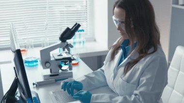 Biyomühendislik bilimadamı, yeni ilaç ve tedaviler geliştirmek için ileri teknolojiyi kullanan yüksek teknolojili bir tıp laboratuarında çalışıyor. Araştıran ve Çalışan Bilim Kadını. Yüksek kalite