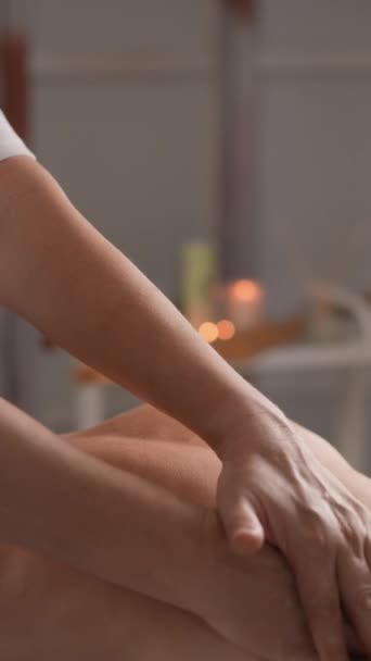 Processen För Ryggmassage Där Kvinnan Känner Hur Massörerna Händerna Försiktigt — Stockvideo
