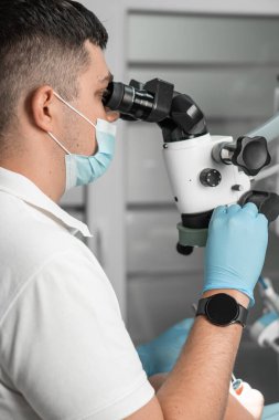 Hasta tedavisinin her aşamasının doğruluğunu ve güvenliğini sağlamak için mikroskop altında en yüksek standardı sunan bir dişçi. Yüksek kalite fotoğraf