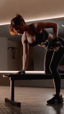 Dambılın her hareketiyle, bu atletik kadın sağlık ve güzel vücut şeklini koruma hedefine yaklaşıyor. İnce kasları eğitimin fiziksel bir aktivite olduğunu gösteriyor.