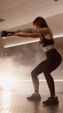 Bir kadın yüksek fitness sonuçları elde etmek ve fiziksel sağlığını iyileştirmek için yoğun kettlebell egzersizleri yapar. Yeteneklerinin sınırlarını zorluyor, kendine güvenini gösteriyor ve...