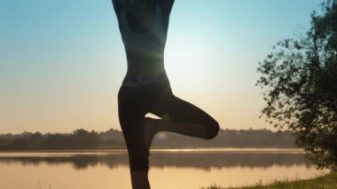 Doğal sağlık kulübünde huzur ve rahatlığın tadını çıkar. Lakeside yoga egzersizleri sana iç ahenk ve odaklanma sağlar. Yüksek kalite 4k görüntü