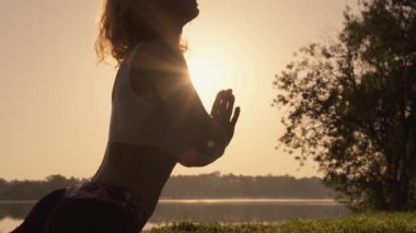 Kadınsal Kuvvet ve Esneklik: Zihin ve bedende uyum yaratmak için manzaralı bir ortamda yoga pratiği yapmak. Doğanın enerjisini hissedin: formda kalmanız ve ruh halinizi düzeltmeniz için yoga egzersizleri
