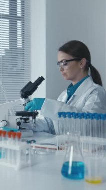 Laboratuvarda moleküler biyolog, kanser teşhisi ve tedavisinde yeni yöntemler geliştirmek için onkogenezin genetik mekanizmalarını inceliyor. Bir analitik eczacı ilaçları şöyle analiz eder: