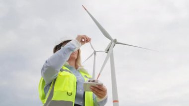 Kadın enerji uzmanı: bilim adamı rüzgar enerjisini optimize etmek için araştırmayı koordine ediyor. Sürdürülebilir enerjiye mühendislik taahhüdü: bir kadın uzman aktif olarak mevzilenme stratejisi geliştiriyor