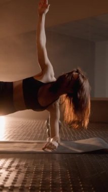 Kolların kaslarını güçlendirmek için etkili egzersizler. Spor salonundaki paspasın üzerinde çalışan sporcu bir kadın. Fiziksel aktivite ve fitness eğitimi yoluyla heykel yapılmış bir vücut figürü. Yüksek kalite 4k görüntü