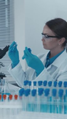 Bir fizyolog, hastalıkların neden ve mekanizmalarını anlamak için vücut organlarının ve sistemlerinin işlevlerini inceler. Bir laboratuvar araştırmacısı ilaçların vücut üzerindeki etkilerini araştırır.