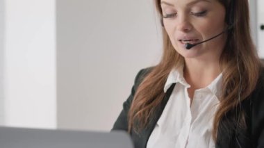 Uzaktan çalışan bir bayan danışman, müşteri hizmetlerinin en üst seviyesini sunar. O, teknik yönlerde yeterlidir ve yüzünde bir gülümseme ile gerekli bilgiyi sağlar. Yüksek