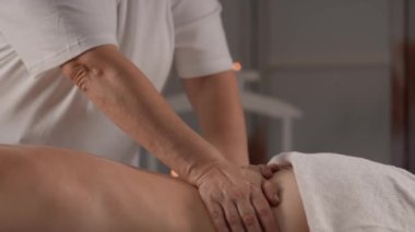 Çakraların enerji merkezlerini dengeleme amaçlı bir masaj yoluyla vücudunuzun uyumunu destekleyin. Güzellik ve sağlık masaj salonunda sırt masajı. Terapötik bel masajı. Yüksek kalite 4k