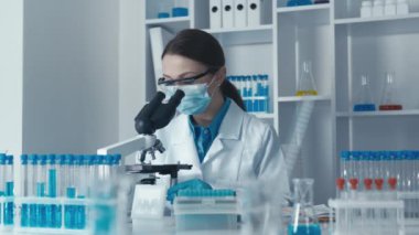 Kadın bir doktor-bilim adamı, kadın sağlığının bakış açılarını araştırmaya, yeni teşhis ve tedavi yöntemleri geliştirmeye odaklanıyor. Küresel salgınlara hızlı tepki fırsatlarını araştırıyor