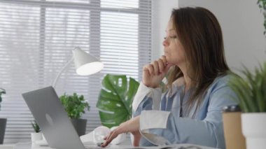 Zor bir iş, bir kadını odaklanmış ve gergin yapar, ama teknoloji sorunlarını çözmesine yardımcı olur, ev ofisinin atmosferinde düşüncelerinin grafiksel bir haritasını oluşturur. Yüksek kalite 4k görüntü