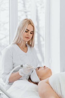 Uzman, gözün çevresindeki bölgenin gençleşmesi ve durumunu iyileştirmek, gençlik ve tazelik vermek için modern kaldırma yöntemleri kullanıyor. Güzellik salonundaki bir müşteri kapsamlı bir cilt ve...