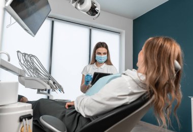 Hasta tedavi planının gelişimine katılır ve isteklerini aktif olarak tartışır. Diş hekimi farklı tedavilerin riskleri ve faydaları hakkında ayrıntılı açıklamalar sunar.