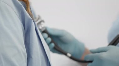 Sağlık uzmanları doğru teşhisler için eldiven takar ve tıbbi muayeneler sırasında steteskop kullanır. Hastalar, doktor ve hemşireler tarafından klinik ortamlarda etraflıca değerlendirilir.